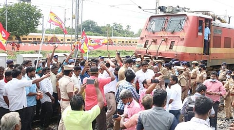 திருச்சி ஜங்ஷனில் ரயில் மறியலில் ஈடுபட்ட வெள்ளாளர் முன்னேற்றக் கழகத்தினர்.