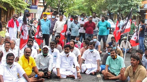 முதல்வர் வீட்டருகே அதிமுக எம்எல்ஏ தலைமையில் பொதுமக்கள் இன்று பங்கேற்ற மறியல் போராட்டம்.