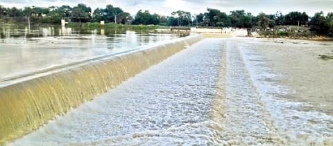 பொன்னை ஆற்றில் ஏற்பட்டுள்ள வெள்ளப்பெருக்கு.
