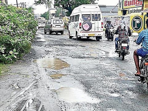 முத்தியால்பேட்டை பகுதியில் காஞ்சிபுரம்-செங்கல்பட்டு செல்லும் பிரதான சாலை கனமழையால் கடுமையாக சேதமடைந்துள்ளது.﻿﻿﻿﻿