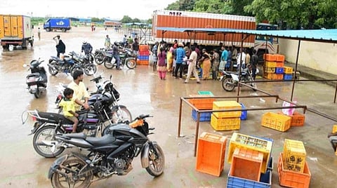 மதுரை கரிமேடு மீன் மார்க்கெட் நிரந்தரமாக மாட்டுத்தாவணியில் அமைகிறதா?- அமைச்சர்கள் ஆதரவில் பழைய இடத்திற்குச் செல்ல வியாபாரிகள் மறுப்பு