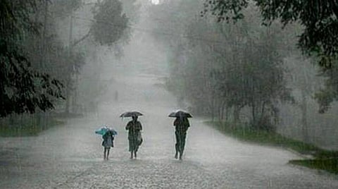 மன்னார் வளைகுடாவில் நிலைகொண்டுள்ள வளிமண்டலச் சுழற்சி; 12 மாவட்டங்களில் கனமழை: வானிலை ஆய்வு மையம் தகவல்
