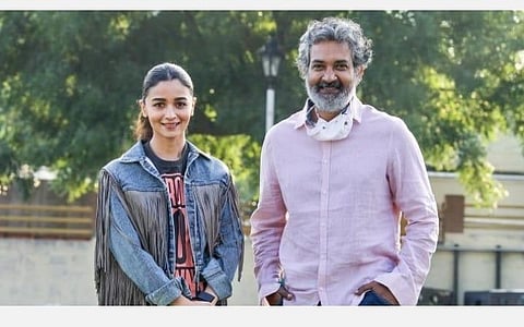 இயக்குநர் ராஜமௌலியுடன் ஆலியா பட்.