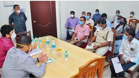 சனிப்பெயர்ச்சி விழாவுக்கான ஏற்பாடுகள் குறித்து திருநள்ளாறு தர்பாரண்யேஸ்வரர் கோயில் வளாகத்தில் காரைக்கால் மாவட்ட ஆட்சியர் அர்ஜூன் சர்மா தலைமையில் நடைபெற்ற ஆலோசனைக் கூட்டத்தில் பங்கேற்றோர்.