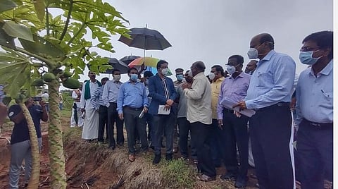 நிவர் புயலால் கண்டிப்பேடு பகுதியில் சேதமடைந்த பப்பாளித் தோட்டத்தைப் பார்வையிட்ட மத்தியக் குழுவினர். 