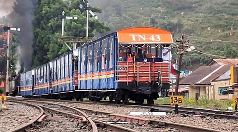 கோவையைச் சேர்ந்த தனியார் ஓட்டல் நிறுவனம் வாடகைக்கு எடுத்து இயக்கிய நீலகிரி மலை ரயில்.