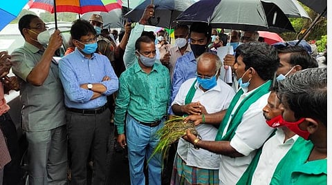 சந்தை புதுக்குப்பம் கிராமத்தில் இன்று ஆய்வு செய்த மத்தியக் குழுவினர்.