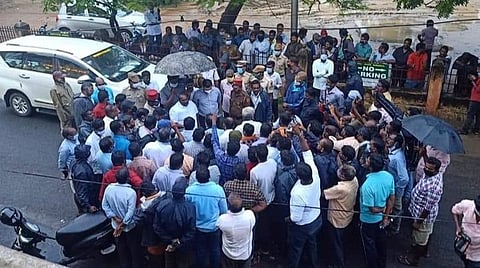 காரைக்கால் மாவட்ட ஆட்சியர் அலுவலகம் அருகே புதுச்சேரி அமைச்சர் எம்.கந்தசாமியை முறுகையிட்ட ரேஷன் கடை ஊழியர்கள்.