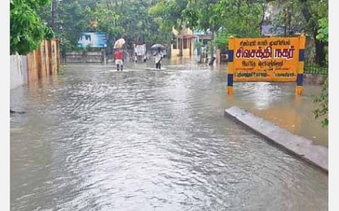 சிதம்பரம் சிவசக்தி நகர் குடியிருப்பு பகுதியில் மழைநீர் தேங்கியுள்ளது.