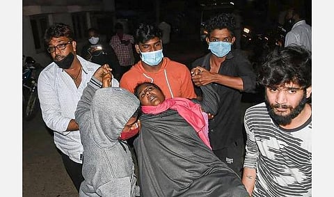 ஆந்திராவில் மர்ம நோயால் பாதிக்கப்பட்ட 443 பேர் மருத்துவமனையில் அனுமதி- முதல்வர் ஜெகன்மோகன் ரெட்டி நேரில் சந்தித்து ஆறுதல்