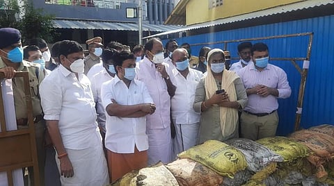 சிதம்பரத்தில் மழையால் இளமையாக்கினார் குளம் சுவர் இடிந்த  இடத்தில் மணல் மூட்டைகள் அடுக்கப்பட்டு வருவதை அமைச்சர்கள் சண்முகம், சம்பத், தங்கமணி, எம்எல்ஏ பாண்டியன் ஆகியோர் பார்வையிட்டனர்.