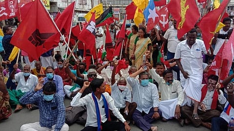கரூர் ஆர்எம்எஸ் அலுவலகம் முன் நடந்த ஆர்ப்பாட்டத்தில் பங்கேற்ற அகில இந்திய விவசாயிகள் போராட்ட ஒருங்கிணைப்புக் குழுவினர்.