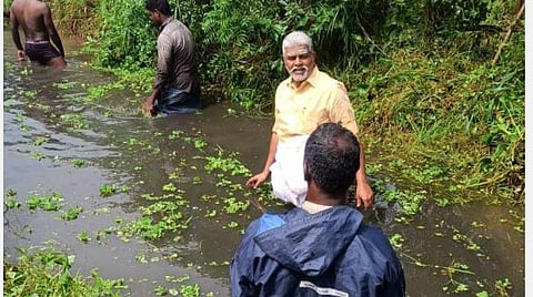 வடிகால் வாய்க்காலில் மண்டியிருந்த செடிகளை அகற்றும் பணியில் ஈடுபட்ட புதுச்சேரி வேளாண்துறை அமைச்சர் ஆர்.கமலக்கண்ணன்.