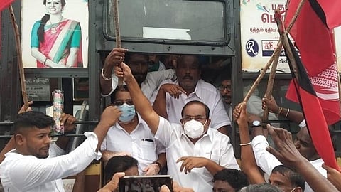 வேளாண் சட்டத்தை திரும்பப்பெறக் கோரி திண்டுக்கல் மாவட்டத்தில் மறியல், போராட்டத்தில் ஈடுபட்ட 2000 பேர் கைது 