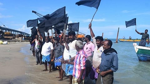 பாம்பனில் விவசாயிகளுக்கு ஆதரவாக கடலில் இறங்கி மீனவர்கள் நடத்திய ஆர்ப்பாட்டம்| படங்கள்: எல். பாலச்சந்தர்.