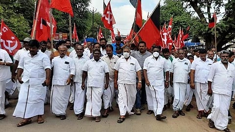 மத்திய அரசின் 3 வேளாண் சட்டங்கள் மற்றும் மின்சார திருத்தச் சட்டம் ஆகிவற்றை எதிர்த்து தேனியில் ஆர்ப்பாட்டம்