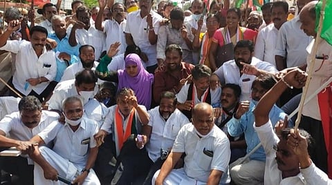 குமரியில் வேளாண் சட்டத்திற்கு எதிராக 22 இடங்களில் சாலை மறியல்; 1200 பேர் கைது: பேருந்துகள் வழக்கம் போல் இயங்கின