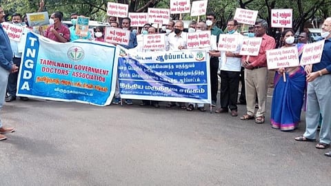 ஆயுர்வேத மருத்துவர்களை அறுவை சிகிச்சை செய்ய அனுமதிப்பதற்கு எதிர்ப்பு: விருதுநகரில் மருத்துவர்கள் கண்டன ஆர்ப்பாட்டம்