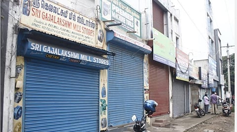 கோவை அவிநாசி சாலை அருகேயுள்ள நஞ்சப்பா சாலையில் மூடப்பட்டு இருக்கும் கடைகள்.