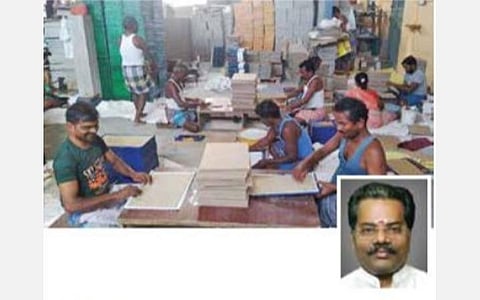 சிவகாசியில் உள்ள ஒரு அச்சகத்தில் காலண்டர் தயாரிப்பில் ஈடுபட்டுள்ள ஊழியர்கள். (உள்படம்) ஜெயசங்கர்