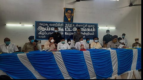 புவனகிரி அருகே கீரப்பாளையம் ஒன்றிய அலுவலகத்தில் வெள்ள மீட்பு குறித்த ஆய்வுக் கூட்டம் அமைச்சர்கள் தங்கமணி, சம்பத், சண்முகம் ஆகியோர் தலைமையில் நடைபெற்றது.
