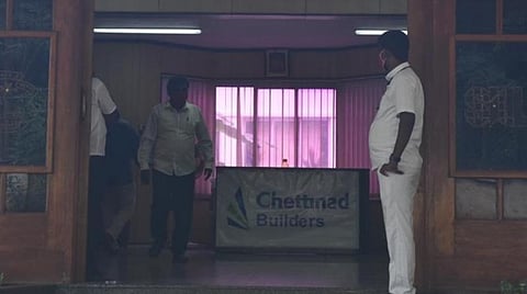 கோவை ரேஸ்கோர்ஸ் பகுதியில் உள்ள அலுவலகத்தில் சோதனையில் ஈடுபட்டு வரும் வருமான வரித் துறையினர். படம்: ஜெ.மனோகரன்.