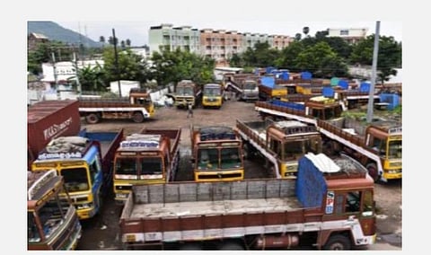 லாரிகளுக்கு குறிப்பிட்ட நிறுவனங்களில் ஜிபிஎஸ் கருவி வாங்கச் சொல்லும் அரசின் உத்தரவு: உயர் நீதிமன்றம் இடைக்காலத் தடை 
