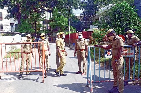ரஜினிகாந்த் வீட்டுக்கு போலீஸ் பாதுகாப்பு போடப்பட்டுள்ளது.படம்: க.பரத்