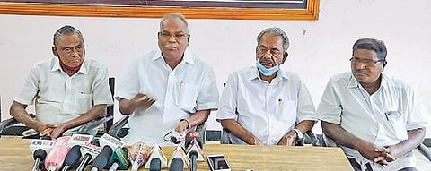 புயல் வெள்ளம் பாதிப்பில் மத்திய, மாநில அரசுகளின் நடவடிக்கைகள் குறித்து கடலூரில் செய்தியாளர்களைச் சந்தித்த மார்க்சிஸ்ட் கம்யூனிஸ்ட்  மாநில செயலாளர் கே.பாலகிருஷ்ணன்.