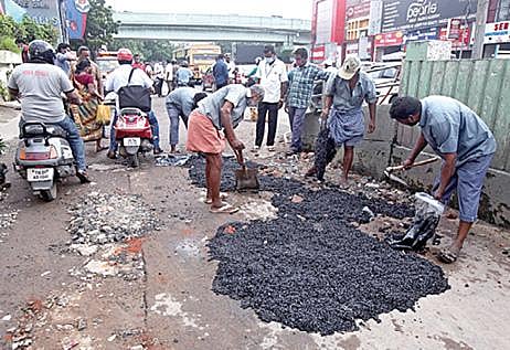 சென்னை கோடம்பாக்கத்தில் சாலையில் நடந்து சென்றபோது நிலை தடுமாறி விழுந்து நரசிம்மன் என்பவர் உயிரிழந்தார். அந்த சாலையின் பள்ளத்தை சரி செய்யும் பணியில் ஈடுபட்டுள்ள மாநகராட்சி ஊழியர்கள். படம்: ம.பிரபு