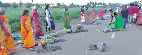 கோயில் நிலம் காவல் துறைக்கு விற்கப்பட்டதால் சாலையோரத்தில் பொங்கல் வைத்து வழிபாடு நடத்திய கிராம மக்கள்