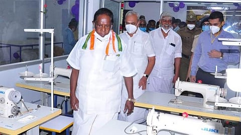 பயிற்சி மையத்தைத் திறந்து வைத்துப் பார்வையிட்ட புதுச்சேரி முதல்வர் வி.நாராயணசாமி.