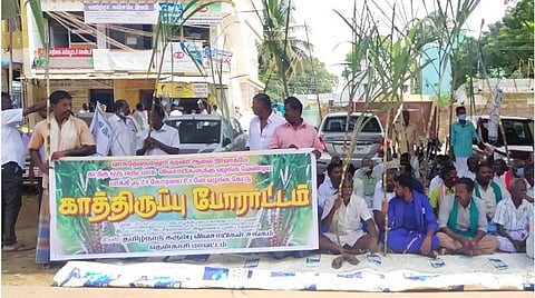 நிலுவைத்தொகை ரூ.23.72 கோடி வழங்கக் கோரி தென்காசியில் கரும்பு விவசாயிகள் காத்திருப்பு போராட்டம்