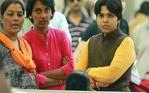 திருப்தி தேசாய் தனது பூமாதா பிரிகேட் அமைப்பு உறுப்பினர்களுடன் | கோப்புப் படம்.