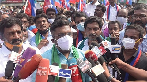 வேலூரில் செய்தியாளர்களிடம் பேசிய விடுதலைச் சிறுத்தைகள் கட்சித் தலைவர் தொல்.திருமாவளவன்.