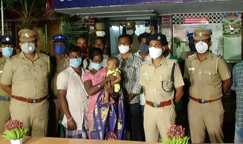 கோயம்பேடு மார்க்கெட்டில் 3 மாதக் குழந்தையைக் கடத்திய 6 பேர் கொண்ட கும்பல் சிக்கியது: குழந்தையை விற்பதற்காகக் கடத்தியது அம்பலம் 