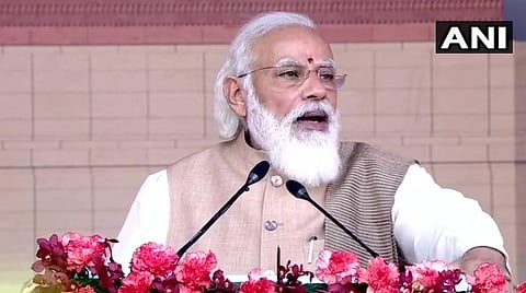 புதிய நாடாளுமன்றதுத்கான அடிக்கல் நாட்டு நிகழ்ச்சிியில்  பிரதமர் மோடி பேசிய காட்சி: படம் | ஏஎன்ஐ.