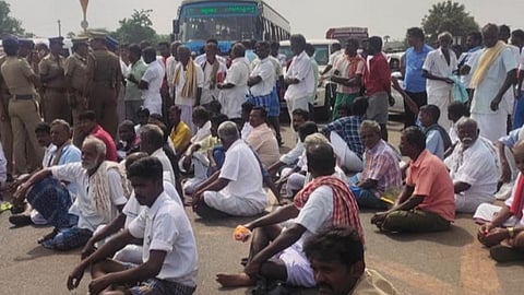 மானாமதுரை அருகே கீழப்பசலை விலக்கு பகுதியில் மதுரை-ராமேஸ்வரம் நான்குவழிச்சாலையில் மறியலில் ஈடுபட்ட கிராமமக்கள்.