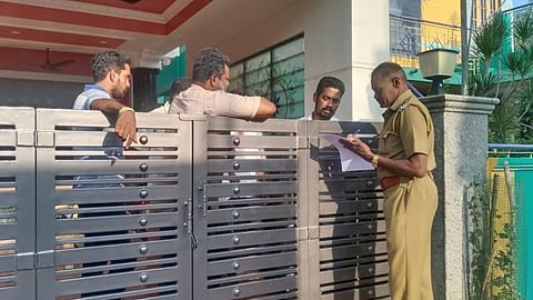காரைக்குடியில் காங்., பிரமுகர் வீட்டில் வெடிகுண்டு, கத்தியுடன் மிரட்டியது குறித்து போலீஸார் விசாரித்தனர்.
