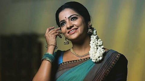 சித்ராவின் உடல் தகனம்: சின்னத்திரை பிரபலங்கள், பொதுமக்கள் கண்ணீர் மல்க அஞ்சலி