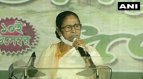 கொல்கத்தாவில் இன்று நடந்த விவசாயிகள் பேரணியில் முதல்வர் மம்தா பானர்ஜி பேசிய காட்சி : படம் | ஏஎன்ஐ.