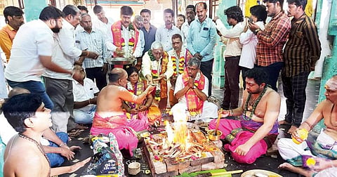 திருவண்ணாமலை அருணகிரிநாதர் கோயிலில் சிறப்பு யாகம் நடத்திய சத்யநாராயணா.