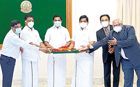 தேனி மாவட்டம் வீரபாண்டியில் கட்டப்பட உள்ள புதிய அரசு கால்நடை மருத்துவக் கல்லூரி, ஆராய்ச்சி நிலையத்துக்கு முதல்வர் பழனிசாமி நேற்று சென்னை தலைமைச் செயலகத்தில் காணொலி காட்சியில் அடிக்கல் நாட்டி, பூமி பூஜை செய்து கட்டுமானப் பணிகளை தொடங்கி வைத்தார். உடன் துணை முதல்வர் ஓ.பன்னீர்செல்வம், கால்நடை பராமரிப்புத் துறை அமைச்சர் உடுமலை ராதாகிருஷ்ணன், தலைமைச் செயலாளர் க.சண்முகம், துறை செயலாளர் கே.கோபால், கால்நடை மருத்துவ அறிவியல் பல்கலைக்கழக துணைவேந்தர் சி.பாலச்சந்திரன்.