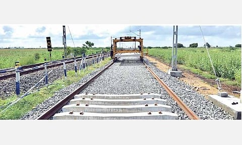 மீளவிட்டான் - கோவில்பட்டி இடையே அமைக்கப்படும் 2-வது இருப்புப் பாதையில் பிப்ரவரியில் ரயில்கள் இயக்கம்: துரித கதியில் நடைபெறும் பணிகள் 