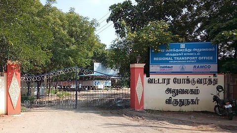 விருதுநகரில் மோட்டார் வாகன ஆய்வாளர்களிடம் ரூ.25 லட்சம் பணம், 100 பவுன் தங்க நகைகள் பறிமுதல்