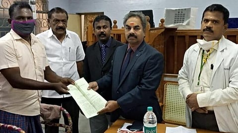தூத்துக்குடியில் நடைபெற்ற தேசிய மக்கள் நீதிமன்றத்தில் வழக்கில் சமரச தீர்வு காணப்பட்ட உத்தரவை மாவட்ட முதன்மை நீதிபதி (பொறுப்பு) சி.குமார் சரவணன், வழக்காடியிடம் வழங்கினார்.