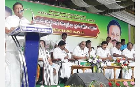 திண்டுக்கல்லில் நடந்த அதிமுக நிர்வாகிகள் ஆலோசனைக் கூட்டத்தில் பேசிய வனத்துறை அமைச்சர் திண்டுக்கல் சி.சீனிவாசன்.