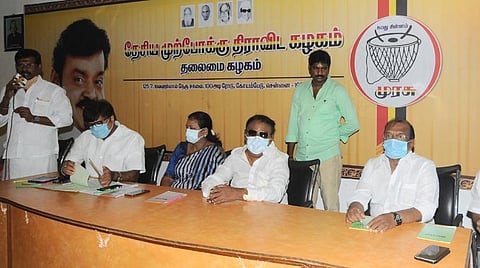 மதுபோதைக்கு அடிமையாகும் பெண்கள்; டாஸ்மாக் கடைகளை மூட வேண்டும்: தேமுதிக தீர்மானம்