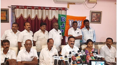 வேலூரில் செய்தியாளர்கள் சந்திப்பில் பாஜக துணைத் தலைவர் கே.எஸ்.நரேந்திரன் பேட்டியளித்தார்.
