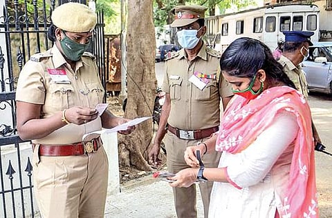 இரண்டாம் நிலை காவலர் பணிக்கான தேர்வு தமிழகம் முழுவதும் நேற்று நடந்தது. சென்னை எத்திராஜ் கல்லூரி தேர்வு மையத்துக்கு வந்தவர்களை பரிசோதித்து அனுப்பும் பணியில் ஈடுபட்ட காவலர்கள். படம்: பு.க.பிரவீன்